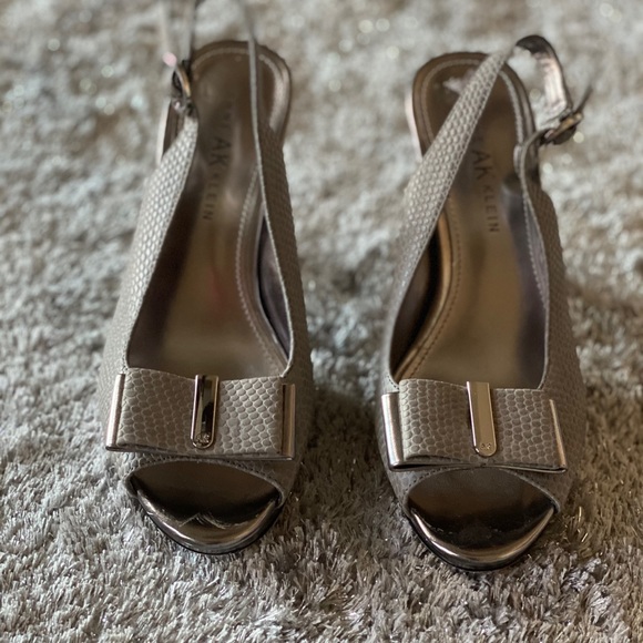grey bow heels